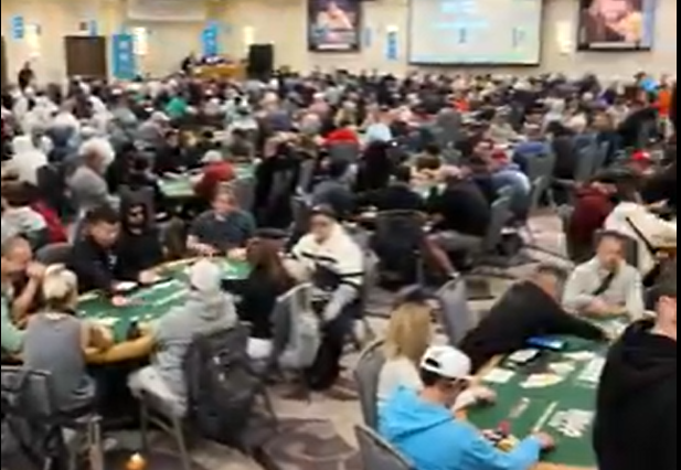 Ein Screenshot eines Online-Poker-Spiels zeigt eine virtuelle Pokertisch mit Spielkarten, Chips und Benutzerschnittstelle.