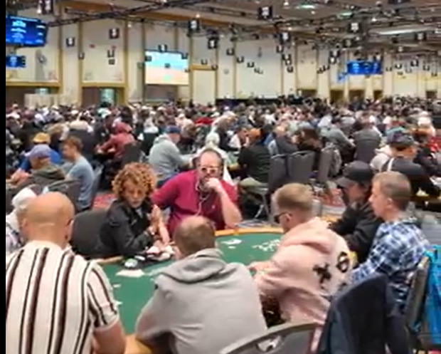 Ein Screenshot einer Online-Poker-Plattform, auf dem ein virtueller Pokertisch mit Spielkarten, Chips und Benutzernamen zu sehen ist.