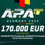 Ein Gruppenfoto von Pokerspielern bei einem Turnier der Amateur Poker Association & Tour (APAT) Germany im Oktober 2025. Die Spieler sitzen an Tischen mit Pokerchips und Karten vor sich, konzentri