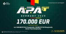 Ein Gruppenfoto von Pokerspielern bei einem Turnier der Amateur Poker Association & Tour (APAT) Germany im Oktober 2025. Die Spieler sitzen an Tischen mit Pokerchips und Karten vor sich, konzentri