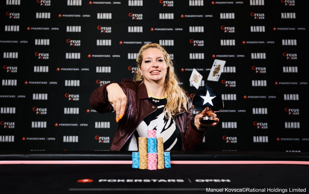 Ein Porträt von Celine Gina Zimmermann, einer professionellen Pokerspielerin, die konzentriert an einem Pokertisch sitzt und Karten in der Hand hält. Sie trägt ein elegantes Outfit und