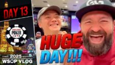 Ein Mann in einem schwarzen T-Shirt und einer Baseballkappe sitzt an einem Pokertisch. Er schaut konzentriert auf seine Karten und filmt sich selbst mit einer Kamera für seinen Vlog.