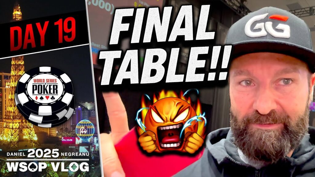 Ein Mann spielt Poker an einem Tisch in einem Casino. Er hat eine Sonnenbrille auf und sieht konzentriert aus, während er Karten in der Hand hält. Andere Spieler und Chips sind im Hintergrund zu