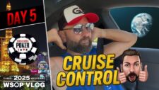 Ein Mann spielt konzentriert Poker an einem Tisch, umgeben von Chips und Karten.