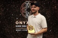 Ein Mann posiert vor einem Hintergrund mit einem großen Onyx-Edelstein in der Hand.