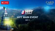 Ein luxuriöser Pokertisch mit grünem Filz und goldenen Details, umgeben von eleganten Stühlen. In der Mitte des Tisches befinden sich Pokerchips und Spielkarten. Die Atmosphäre