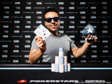 Ein professioneller Pokerspieler konzentriert sich auf sein Blatt während des Spiels bei einem Pokerturnier.
