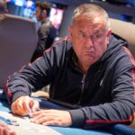 Ein Mann sitzt an einem Pokertisch während des "The Festival Rozvadov Mixed Games Main Event Horses Day 1A" Turniers.