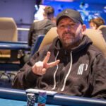 Ein Mann spielt Poker im Rahmen des "The Festival Rozvadov Mixed Games Main Event" im King's Casino in Rozvadov.