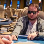 Ein Mann sitzt an einem Pokertisch während des "The Festival Rozvadov Mixed Games Main Event Horses" Turniers.