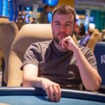 Ein Spieler sitzt am Pokertisch beim "The Festival Rozvadov Mixed Games Main Event Horses Day 1A".
