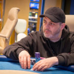 Ein Mann sitzt an einem Pokertisch während des "The Festival Rozvadov Mixed Games Main Event" Turniers in Rozvadov.