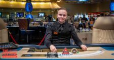 Ein Gruppenfoto von Pokerspielern, die am "The Festival Rozvadov Mixed Games Main Event" teilnehmen. Einige Spieler sitzen an einem Pokertisch, während andere um den Tisch herum stehen. Die Spieler