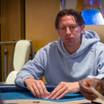 Ein Mann und ein Pferd sitzen nebeneinander an einem Pokertisch bei einem Turnier namens "The Festival Rozvadov Mixed Games Main Event".