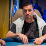 Ein Foto von drei Pokerspielern am Tisch während des "The Festival Rozvadov Mixed Games Main Event". Zwei Männer und eine Frau konzentriert sich auf ihre Karten. Einer der Männer trägt eine Kappe