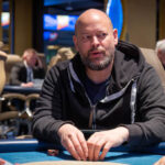 Ein Mann namens Sascha Manns nimmt am Hauptevent "Mixed Games" des Festivals in Rozvadov teil. Er sitzt an einem Pokertisch und konzentriert sich auf sein Spiel.