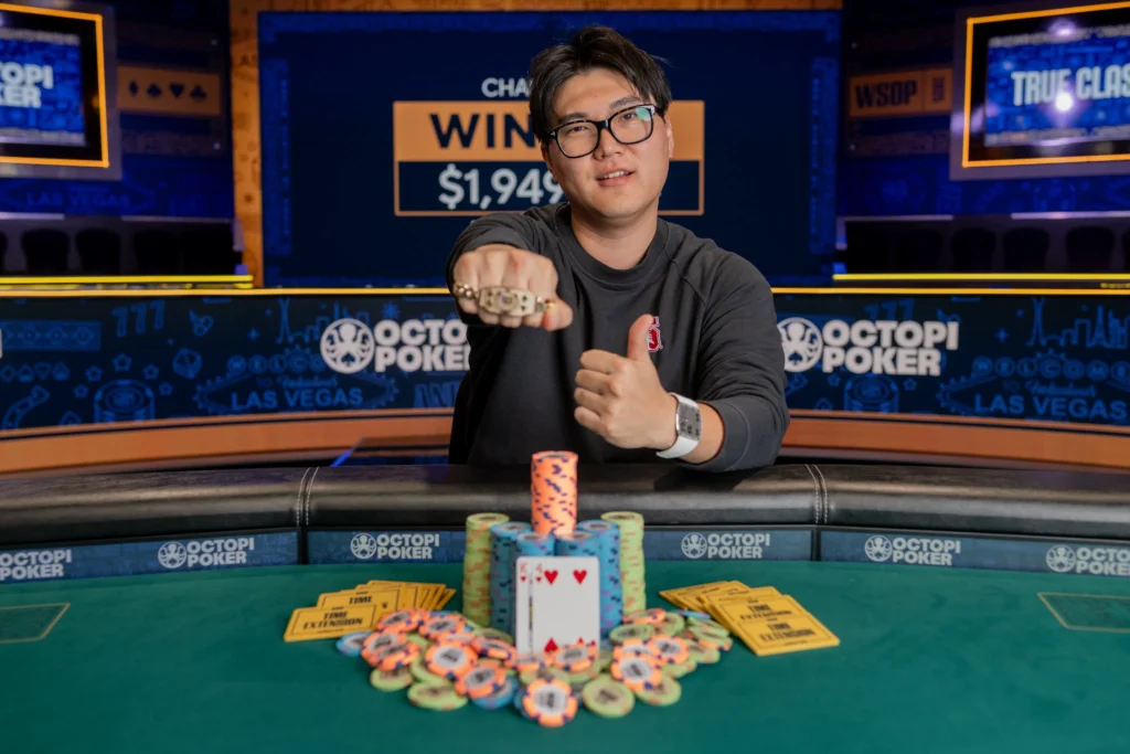 Ein Spieler namens Chang Lee feiert seinen Sieg bei einem Pokerturnier der World Series of Poker 2025 und hält stolz sein Armband in die Luft.