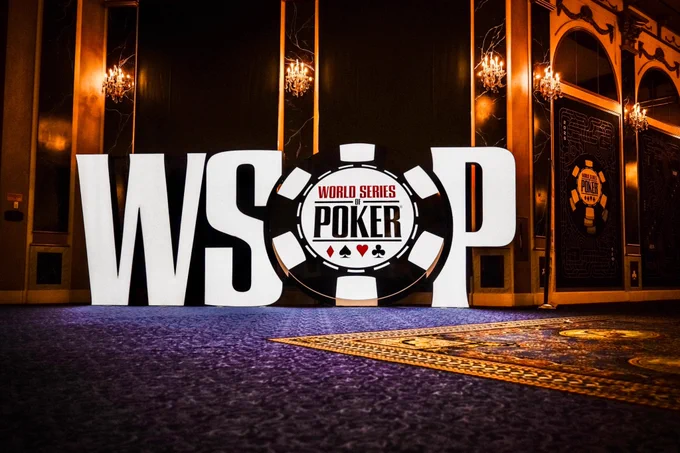 Ein leuchtendes Bild des offiziellen Logos der World Series of Poker (WSOP) mit einem stilisierten Spielkartenmotiv, das auf einem dunklen Hintergrund präsentiert wird.