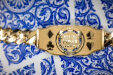 Ein Pokertisch während eines Turniers der World Series of Poker 2025, an dem Spieler mit Karten und Chips spielen.
