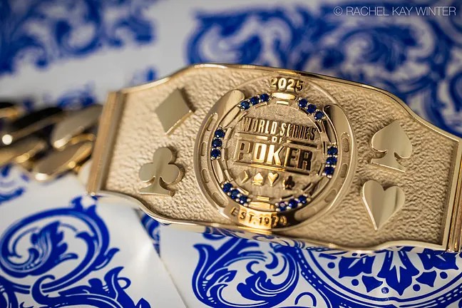 Ein goldenes Armband mit dem Logo der World Series of Poker (WSOP) 2025.