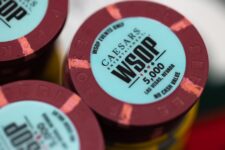 Ein Foto von einem Pokertisch während der World Series of Poker (WSOP), mit Spielkarten, Chips und einem Dealer Button.
