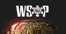 Ein Spieler mit Sonnenbrille und Kappe nimmt an einem Pokerspiel teil und betrachtet konzentriert seine Karten. Im Hintergrund sind weitere Spieler und ein grüner Pokertisch zu sehen.