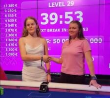 Annika Abmayr und ihre Heads-up Gegnerin Agnese Barca.